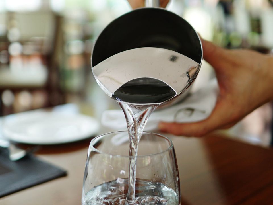 Zakaj je pitje vode ena najpreprostejših, a najmočnejših navad za zdravje ledvic